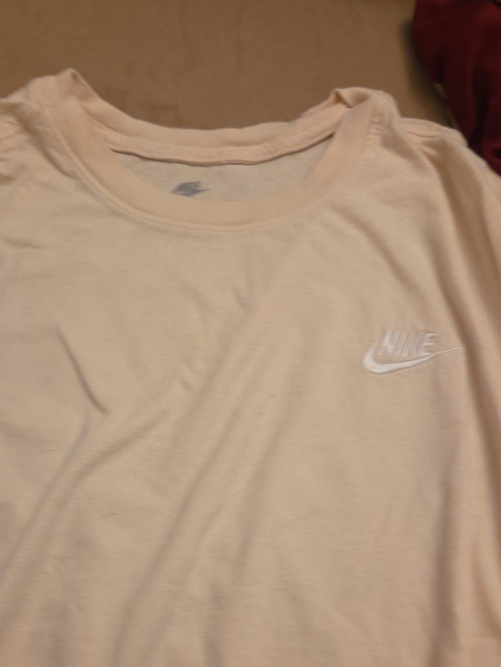 Nike Men’s Crewneck T-Shirt in Pale Peach
